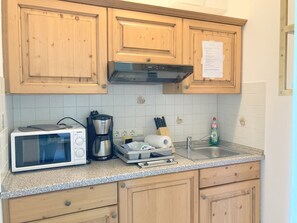 Fridge, microwave, stovetop, coffee/tea maker - Apartment with Garden View K1 206 (Spalt)