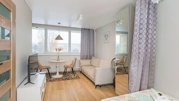 Een strijkplank/strijkijzer, wifi, beddengoed