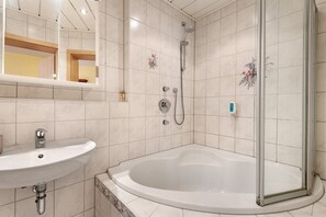 Douche, sèche-cheveux, serviettes fournies