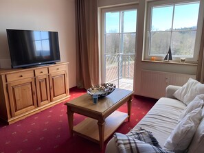 TV - Superior Apartment with Lake View (Spalt)