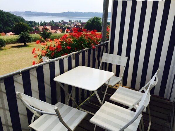 Outdoor dining - Superior Apartment with Lake View (Spalt)