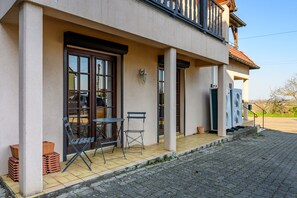 A building with a balcony, a door, and a window. - Holiday Home 'Sur La Route Du Vin' with Balconies and Wi-Fi (Bergheim)