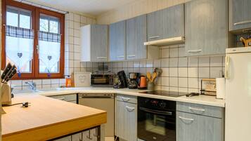 Een koelkast, een magnetron, een oven, een kookplaat