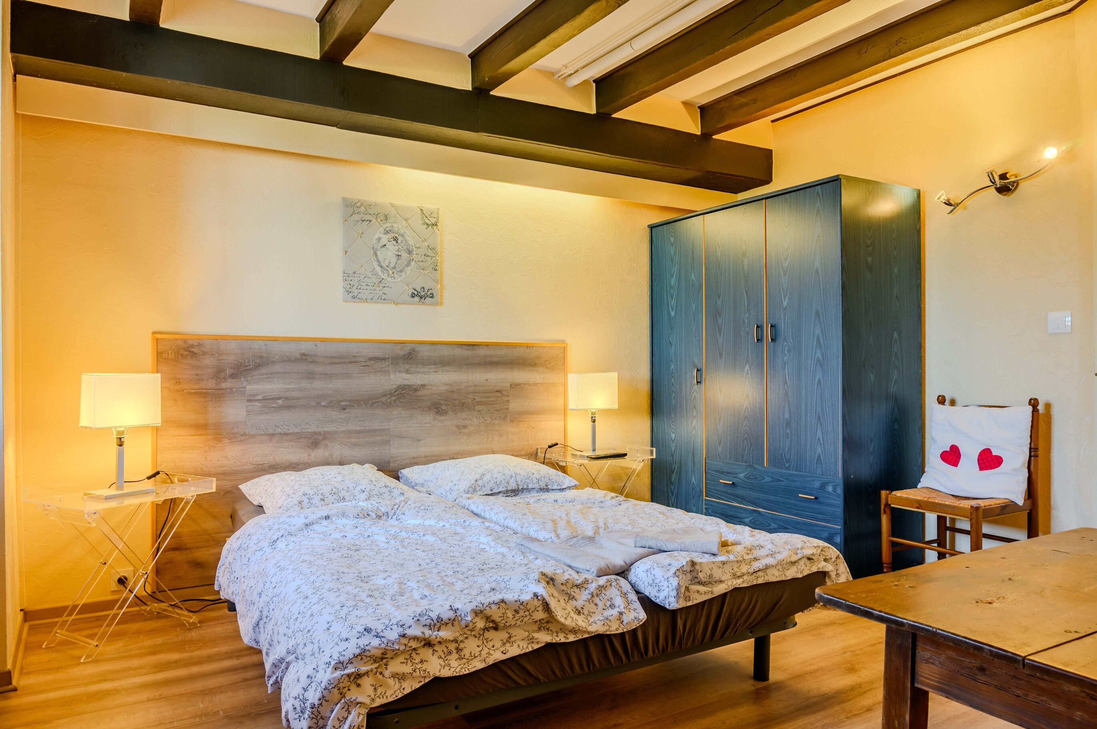 Een strijkplank/strijkijzer, wifi, beddengoed