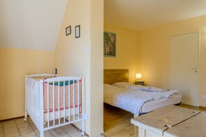 Tabla de planchar con plancha, wifi y ropa de cama 