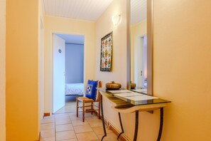 Tabla de planchar con plancha, wifi y ropa de cama 