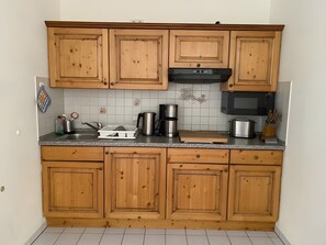 Fridge, microwave, stovetop, coffee/tea maker - Superior Apartment with Lake View K2 (Spalt)