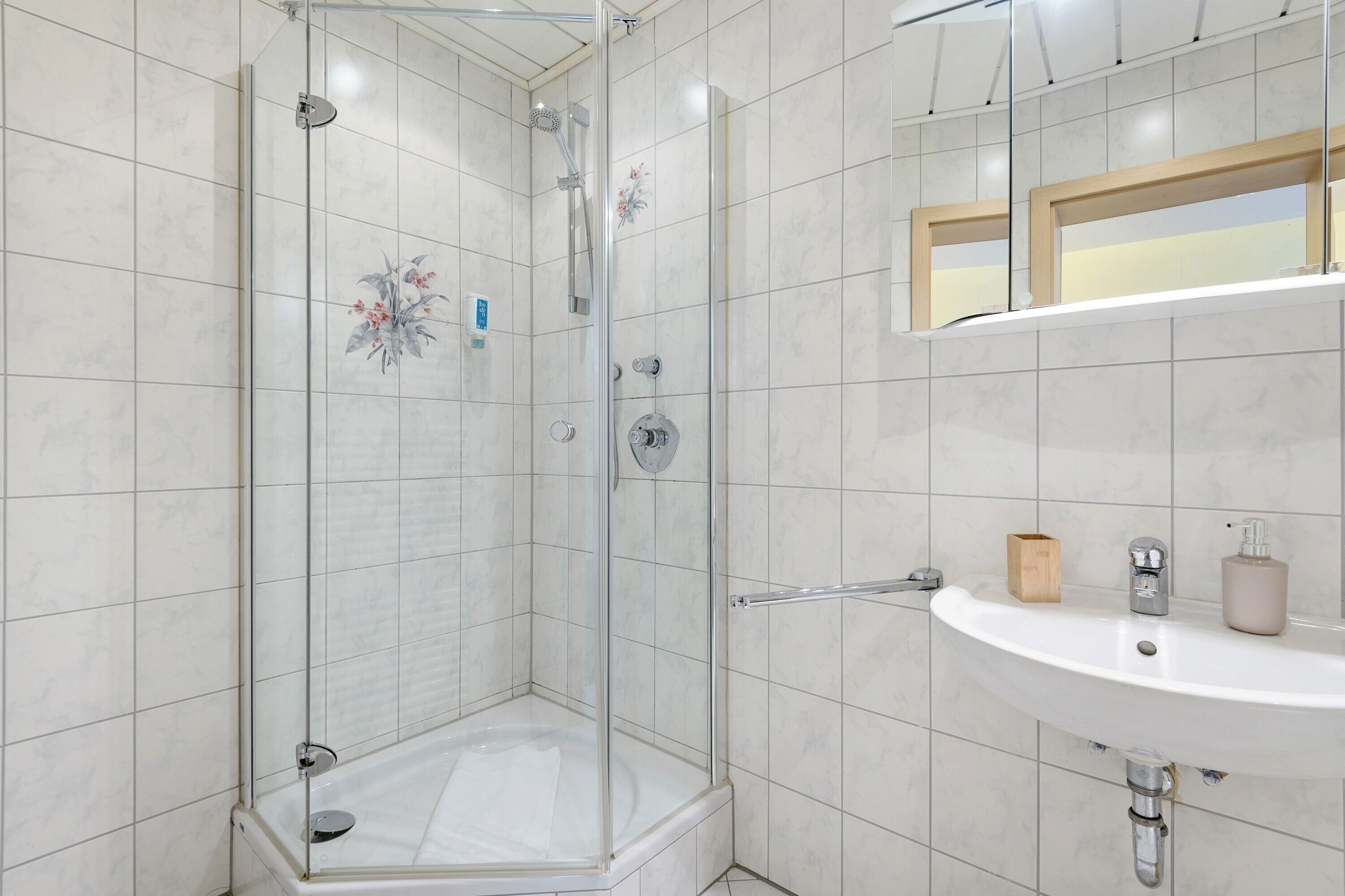 Een douche, een haardroger, handdoeken