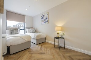 Tabla de planchar con plancha, wifi, ropa de cama