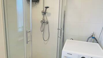 Dusche, Haartrockner, Handtücher, Seife