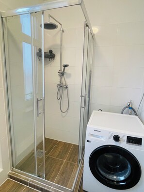 Dusche, Haartrockner, Handtücher, Seife
