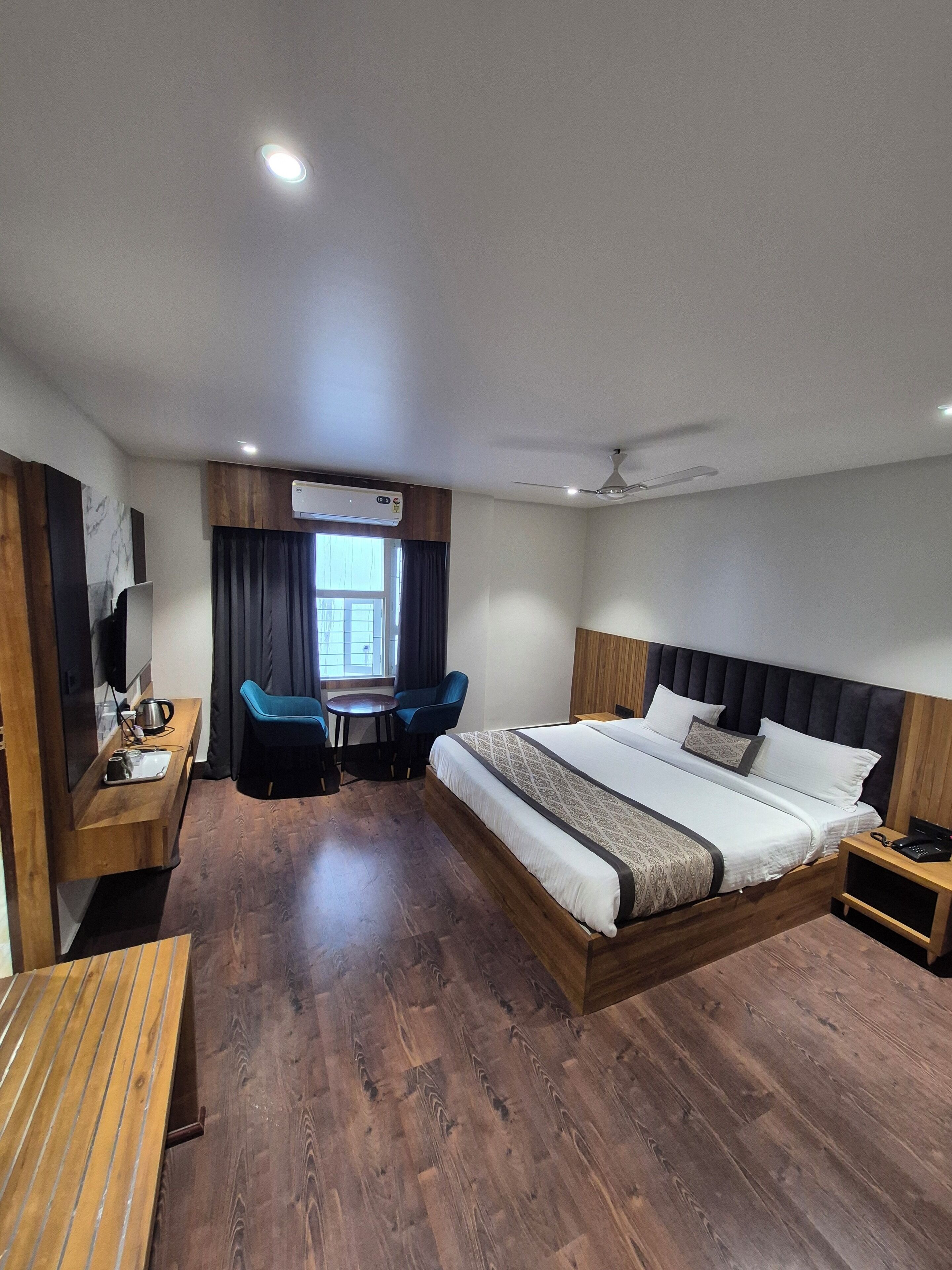 Dobbeltrom – standard | Skrivebord for bærbar PC og wi-fi (inkludert)