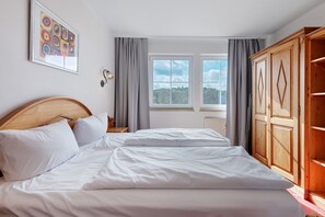 Tabla de planchar con plancha, wifi, ropa de cama