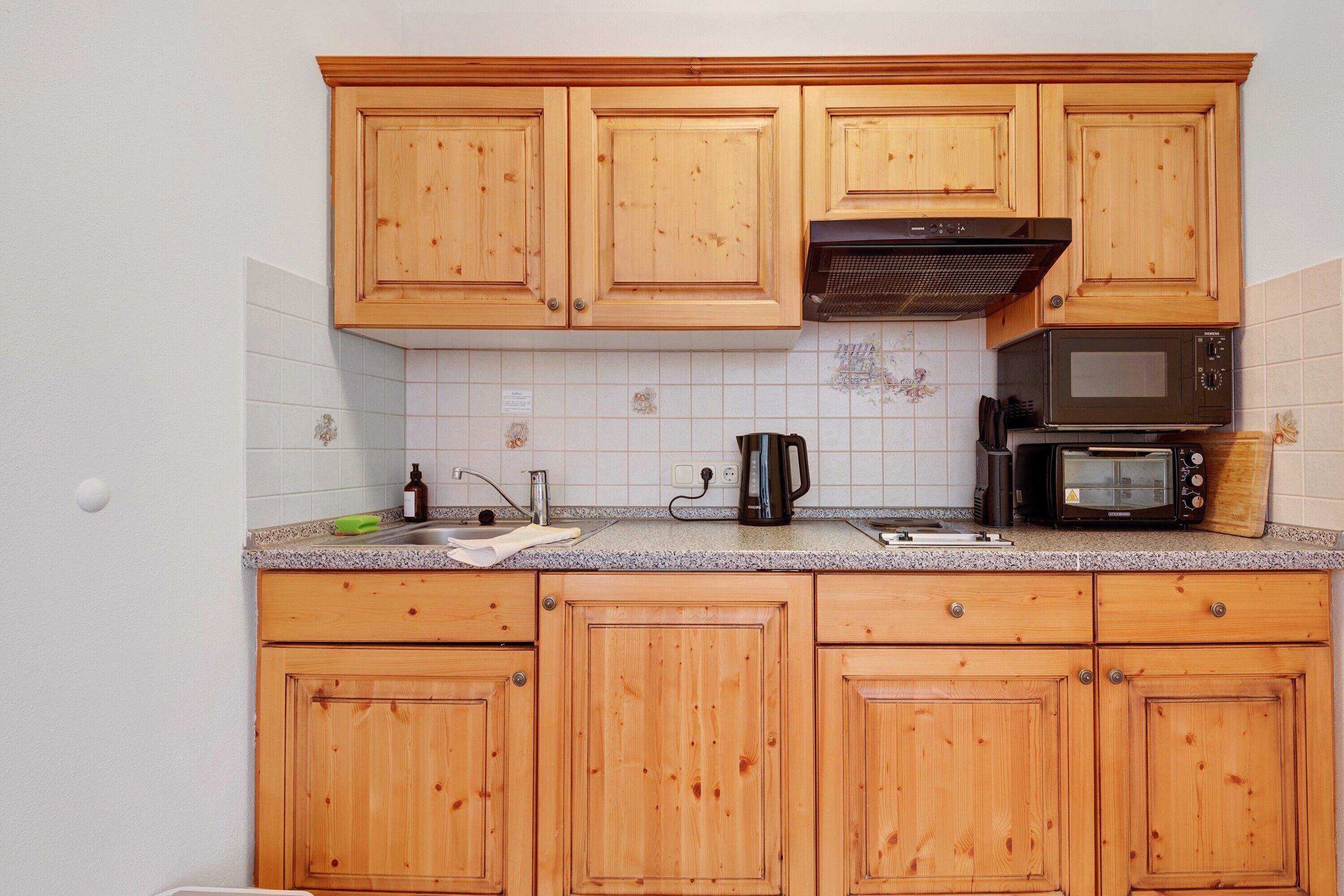 Cafetera y tetera, refrigerador, microondas y parrilla de estufa 