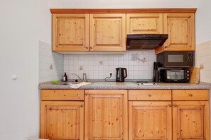 Frigorífico, microondas, placa de cocina y cafetera o tetera