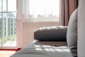 Een strijkplank/strijkijzer, wifi, beddengoed
