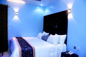 家庭客房, 露台, 城市景 | 書桌、手提電腦工作空間、遮光窗簾/窗簾、隔音