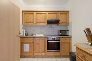Réfrigérateur, micro-ondes, plaque de cuisson, cafetière/bouilloire