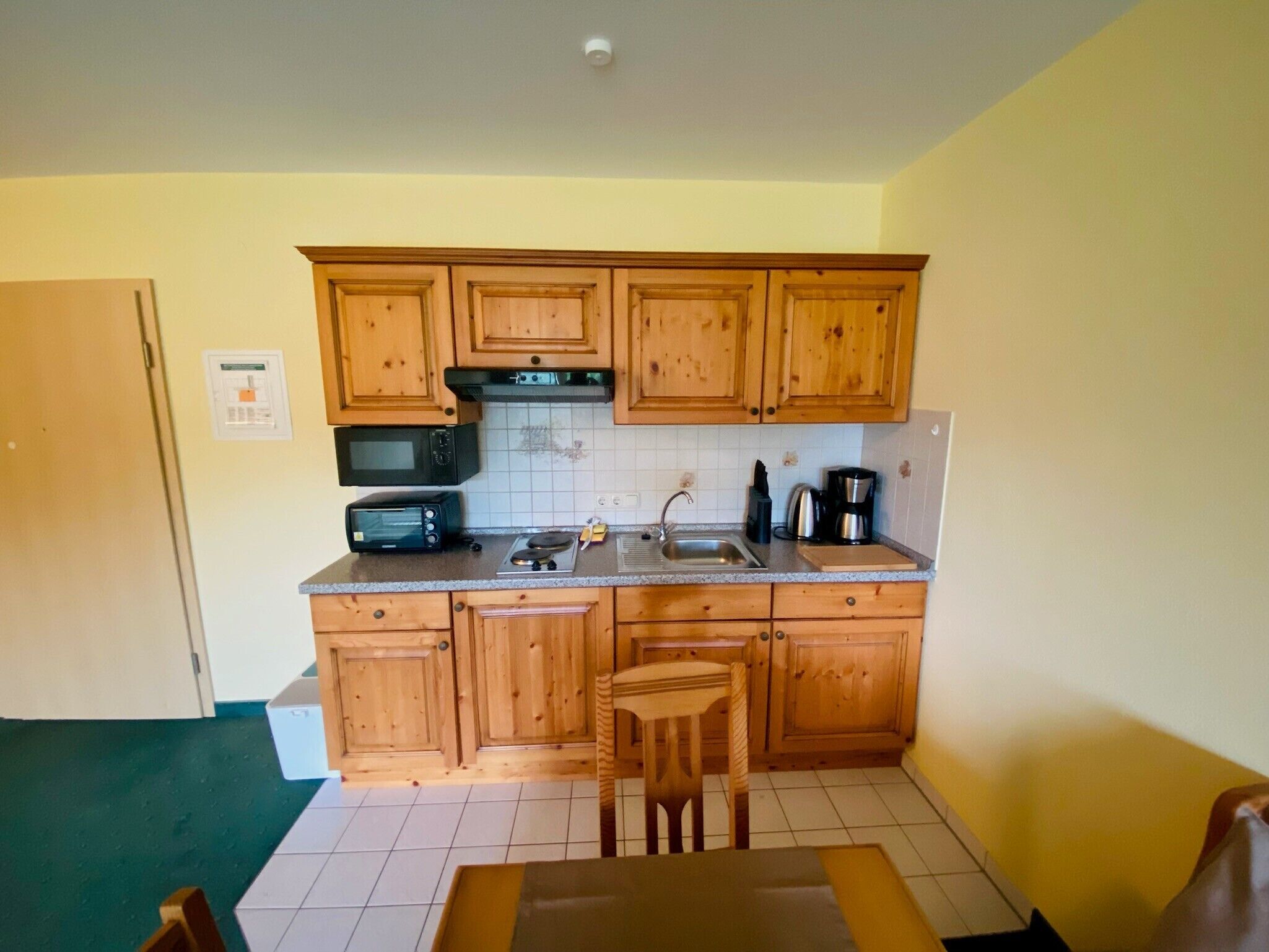 Kühlschrank, Mikrowelle, Herdplatte, Wasserkocher mit Kaffee-/Teezubehör