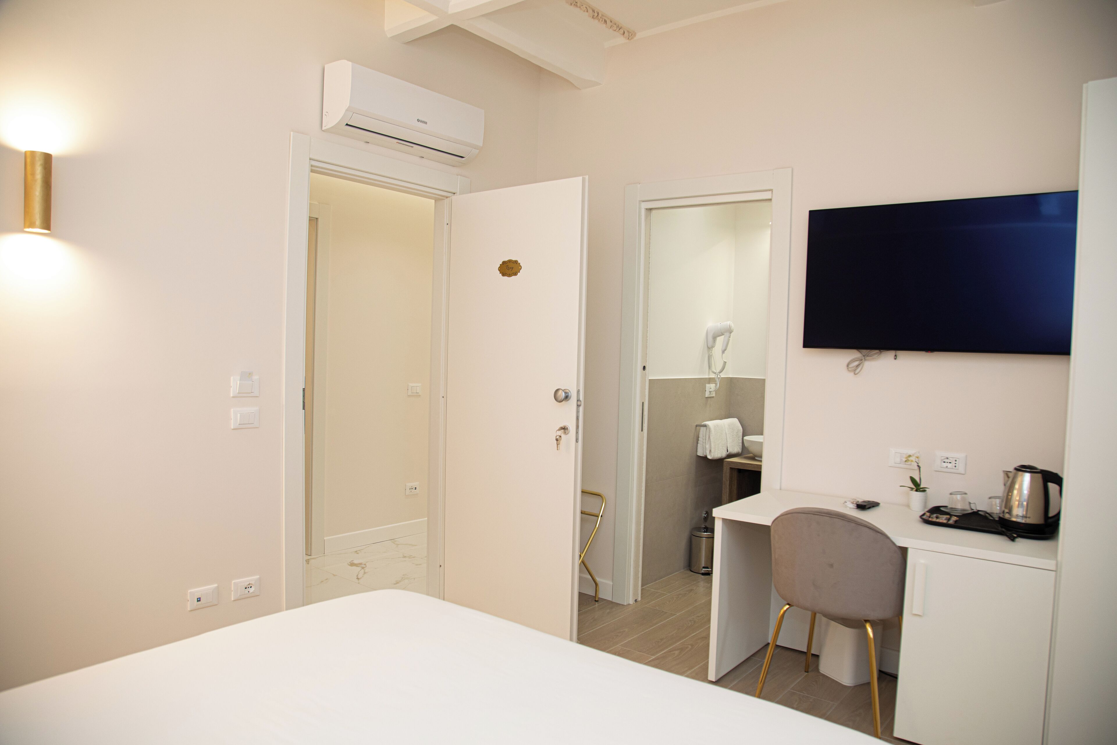 雙人房 | 房內夾萬、書桌、手提電腦工作空間、熨斗/熨衫板