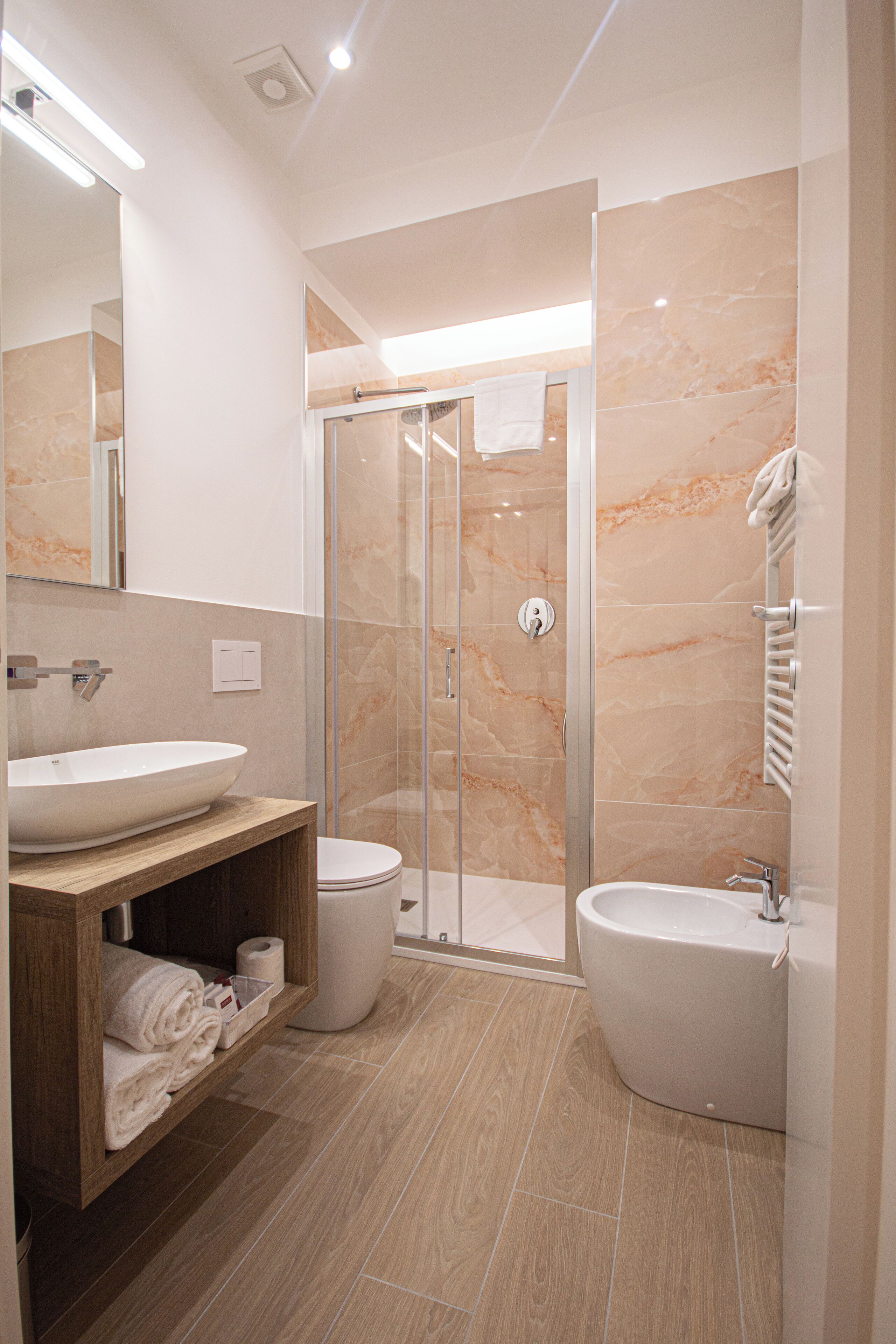 Dreibettzimmer | Badezimmer | Haartrockner, Hausschuhe, Handtücher, Seife