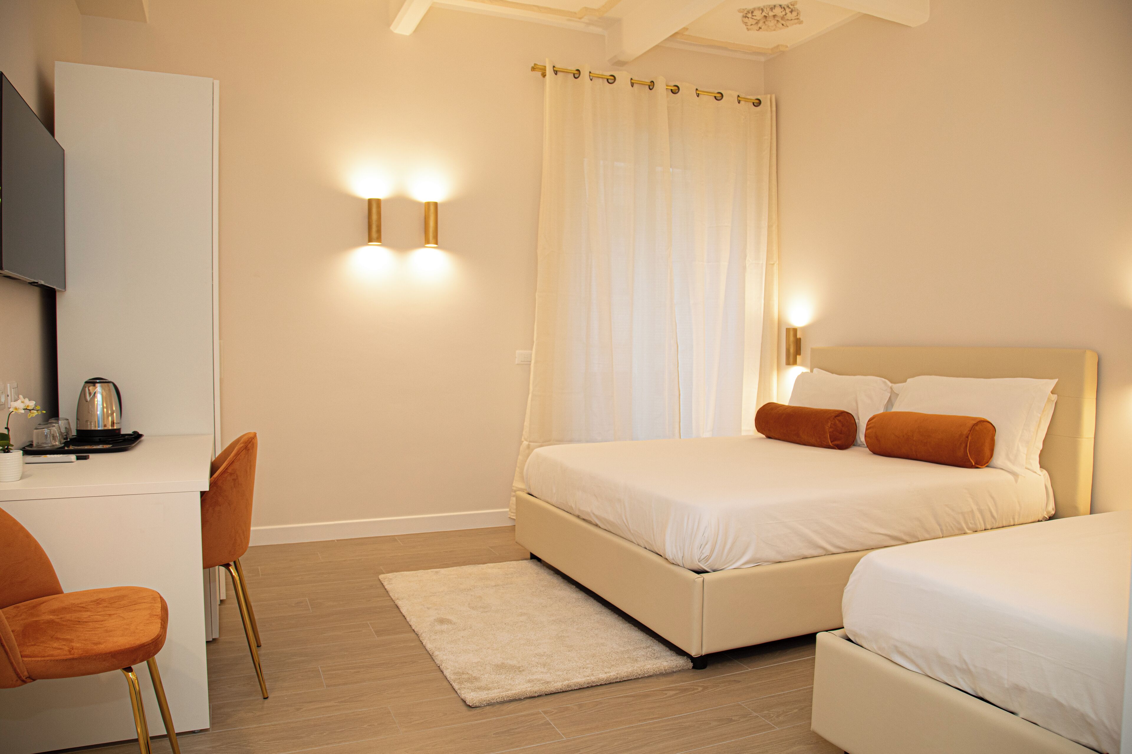 Caja de seguridad en la habitación y escritorio 