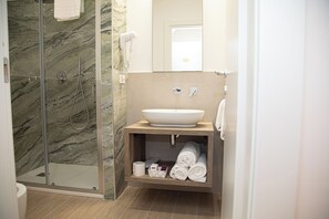 Triple Room | Bathroom | Hair dryer, slippers, towels, soap - Roxy luxury house Rome (Rome)