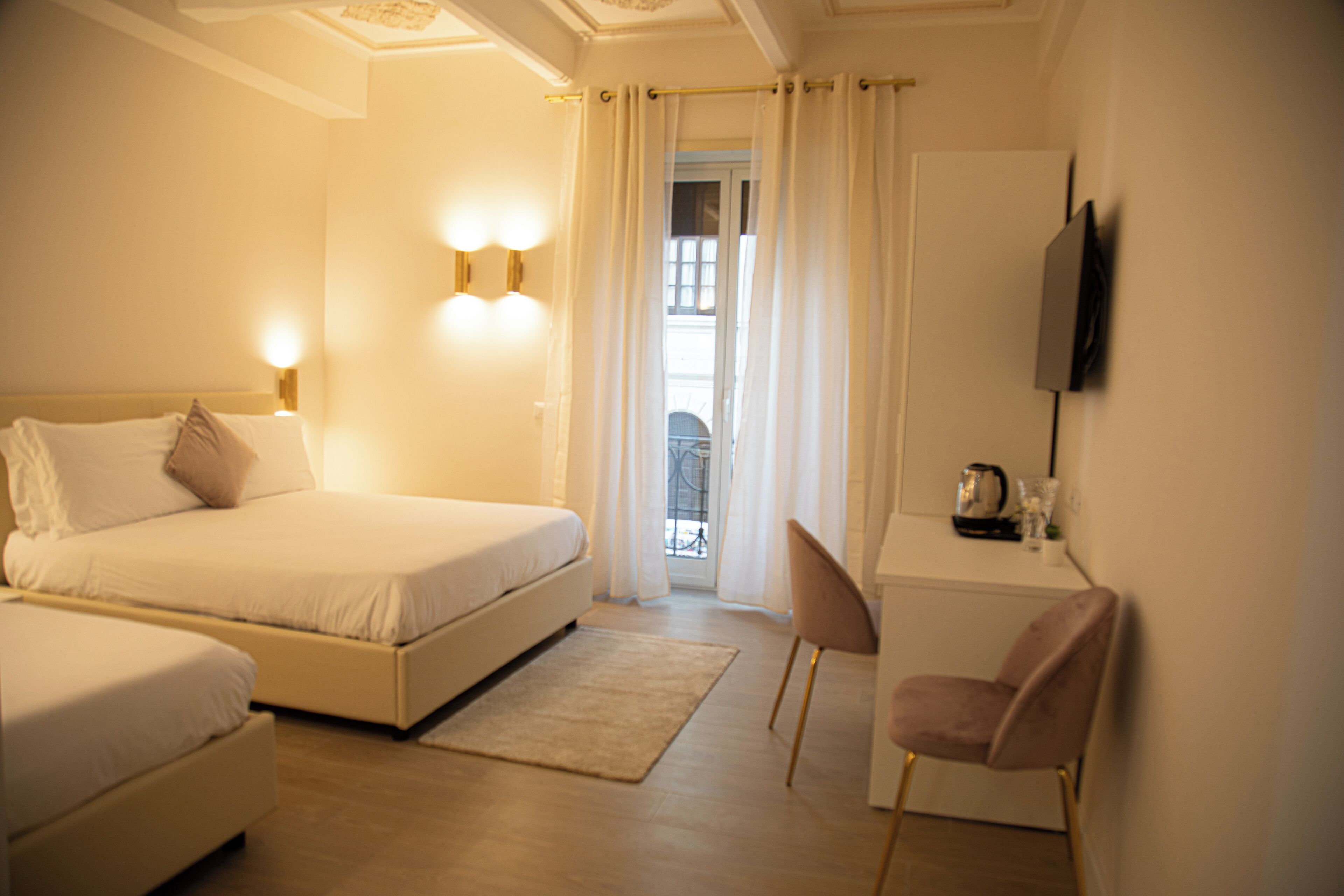 Caja de seguridad en la habitación y escritorio 