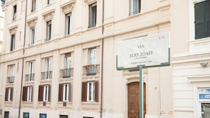 A building facade with a sign indicating the Via Elio Toaff. - Roxy luxury house Rome (Rome)