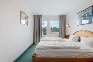 Een strijkplank/strijkijzer, wifi, beddengoed