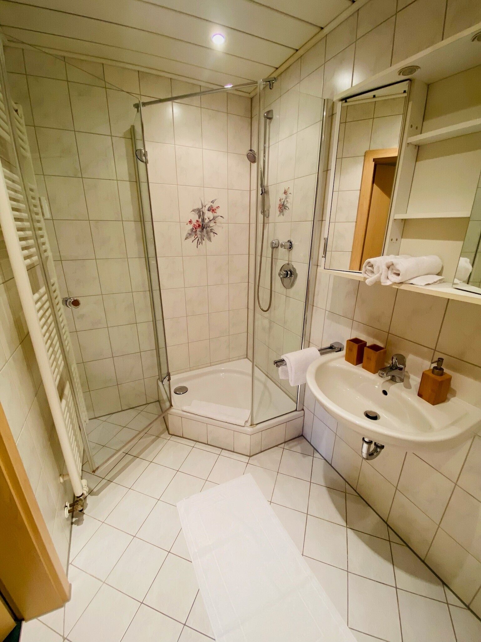 Douche, sèche-cheveux, serviettes fournies