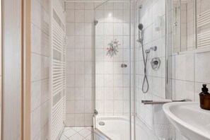 Een douche, een haardroger, handdoeken