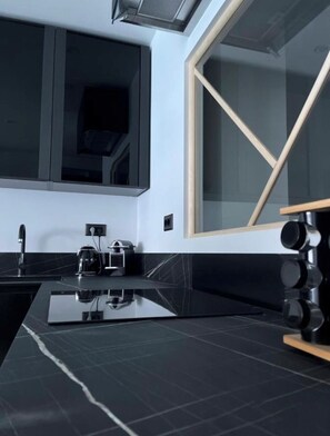 Jääkaappi, mikroaaltouuni, liesi, astianpesukone