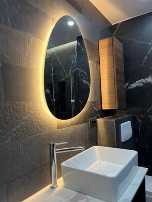 Sèche-cheveux, serviettes fournies, savon, shampoing