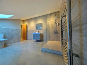 Shower, hair dryer - The Nest | Countryside Retreat (Hereford)