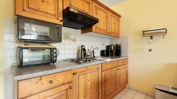 Kühlschrank, Mikrowelle, Herdplatte, Wasserkocher mit Kaffee-/Teezubehör