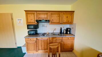 Kühlschrank, Mikrowelle, Herdplatte, Wasserkocher mit Kaffee-/Teezubehör