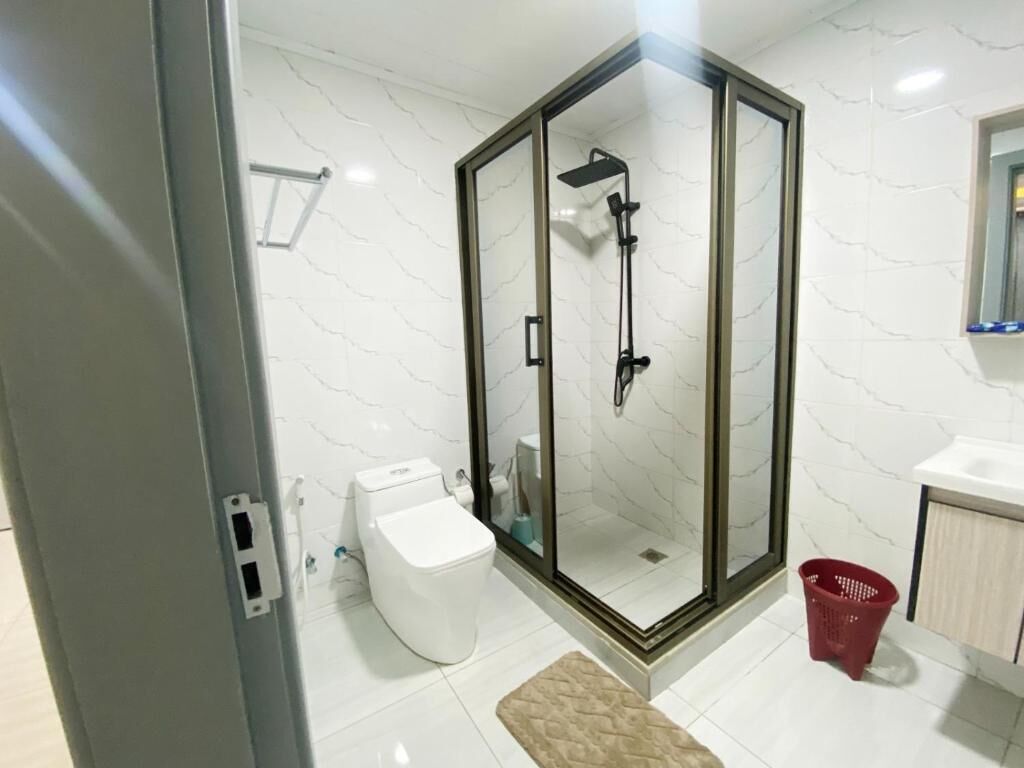 Deluxe Room | Bathroom | Shower, free toiletries, towels, soap