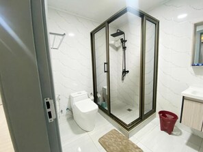 Rom – deluxe | Bad | Dusj, toalettartikler (inkludert), håndklær og såpe