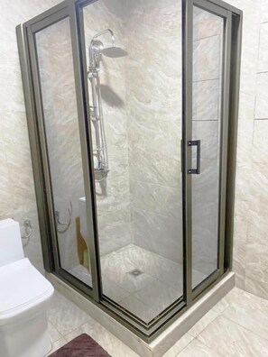 Shower, free toiletries, towels, soap - Carousel Hotel (Lusaka)