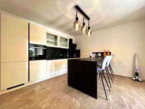 Frigorifero, forno, piano cottura, lavastoviglie
