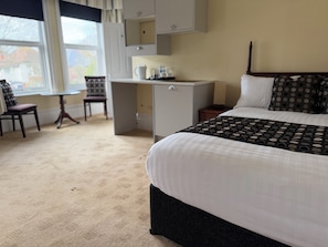 Cofres nos quartos, escrivaninha, espaço de trabalho para notebook