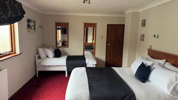 Phòng dành cho gia đình | Két bảo mật tại phòng, bàn, khu vực làm việc phù hợp cho laptop