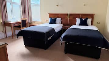 Zimmersafe, Schreibtisch, laptopgeeigneter Arbeitsplatz