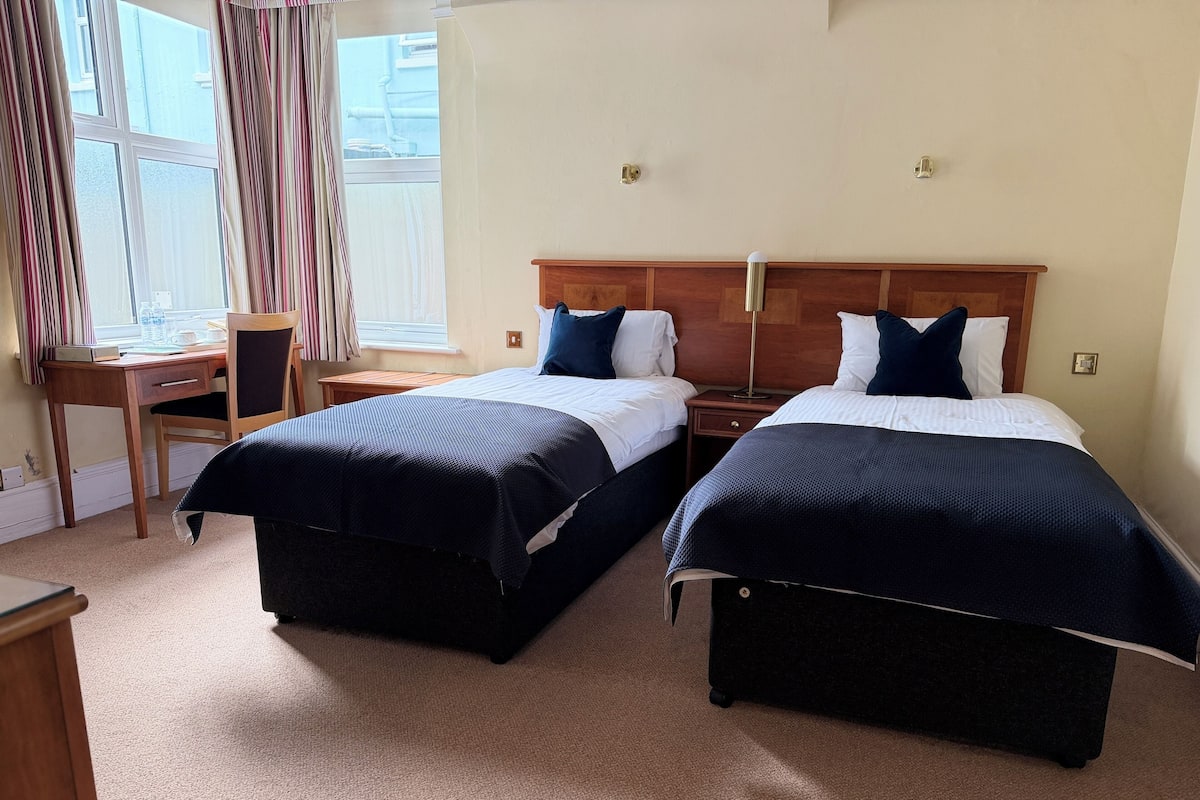 Caja de seguridad en la habitación y escritorio