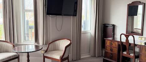 Cofres nos quartos, escrivaninha, espaço de trabalho para notebook