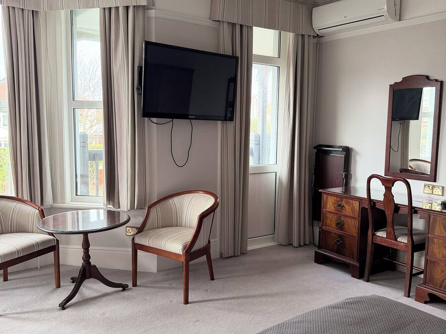 Safe på rommet, skrivebord og skrivebord for bærbar PC