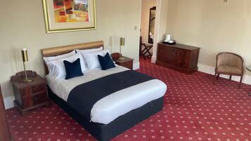 Phòng Deluxe | Két bảo mật tại phòng, bàn, khu vực làm việc phù hợp cho laptop