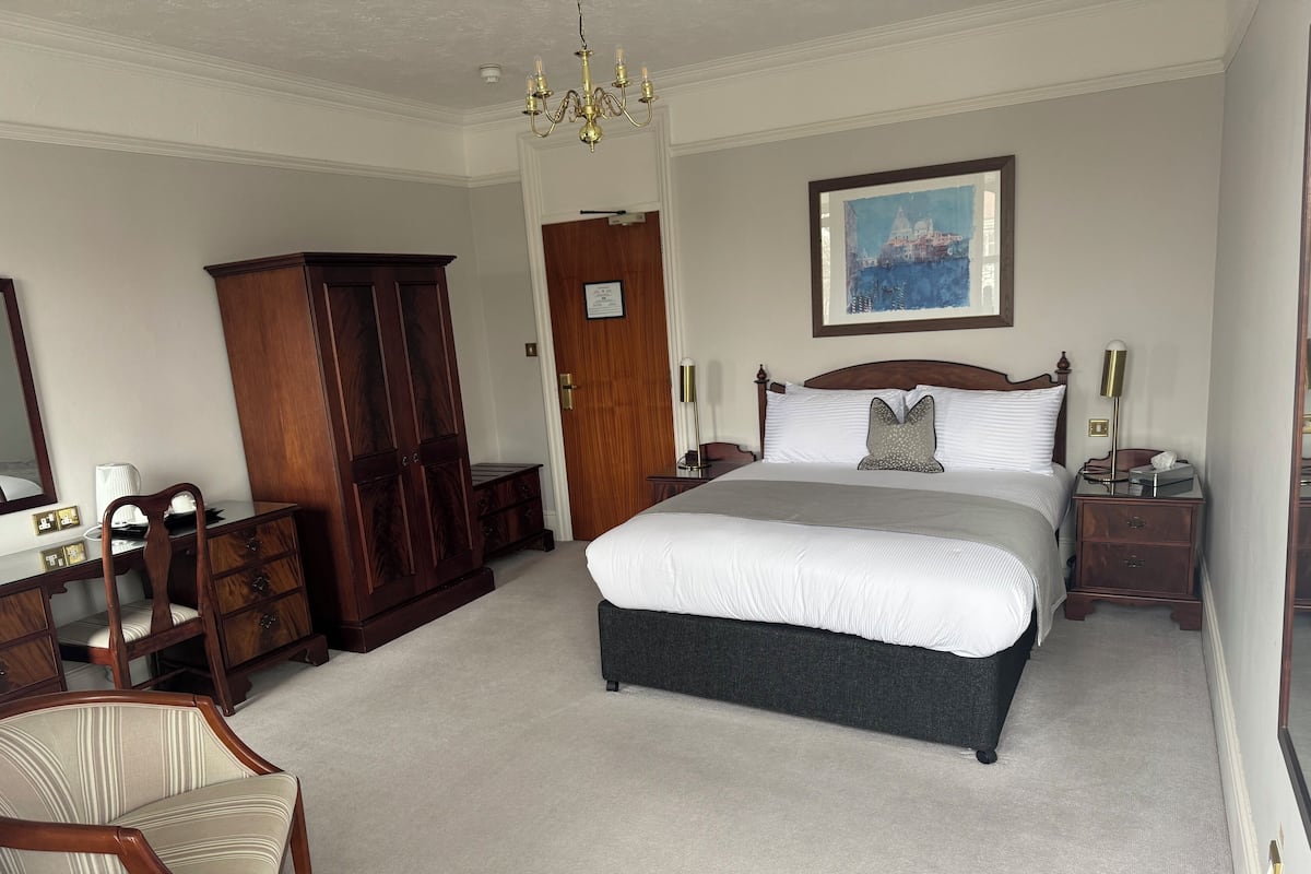 Caja de seguridad en la habitación y escritorio