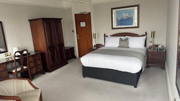 Quarto, 1 cama King | Cofres nos quartos, escrivaninha, espaço de trabalho para notebook